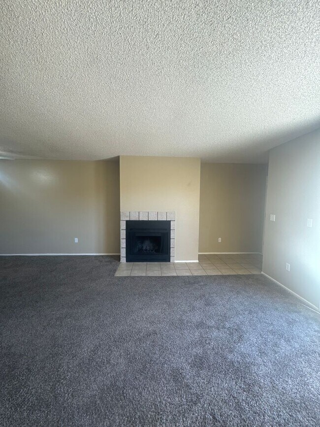 Building Photo - 2 BEDROOM UNIT IN CACTUS FLATS IN GLENDALE