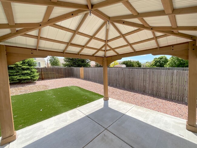 Building Photo - 4 Bedroom Home Available Near N Powers Bl ...