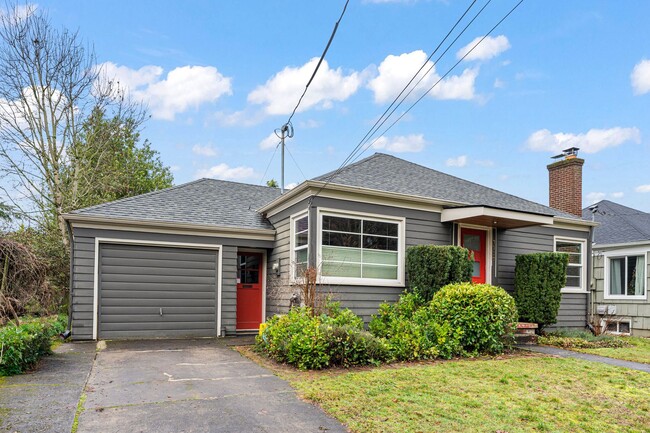 Building Photo - 2/1 One level with finished basement in St...