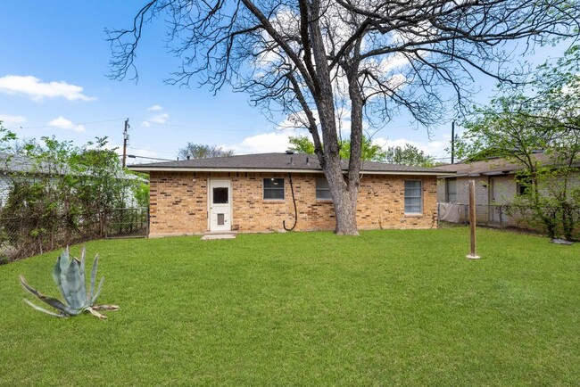 Building Photo - 138 Dora St