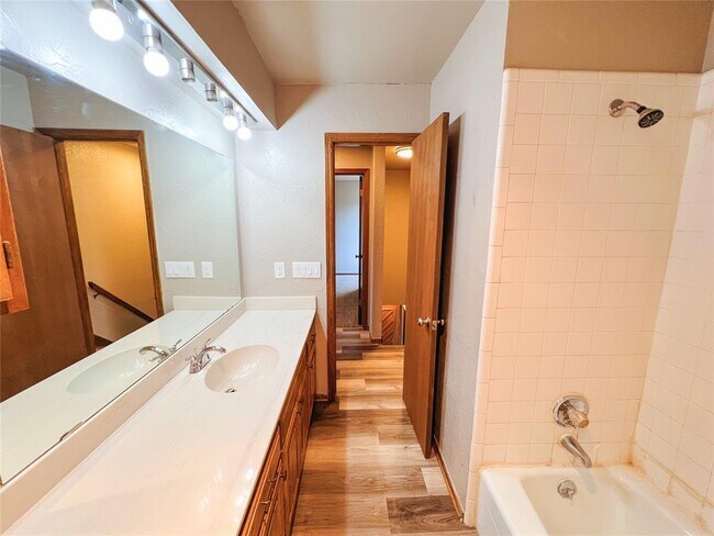 Building Photo - 213 Woodbridge Cir