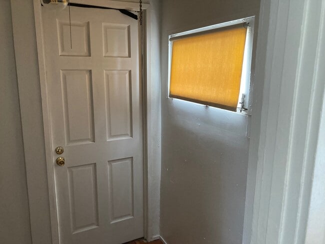 SMALL LAUNDRY ROOM - 4427 Clayton Ave