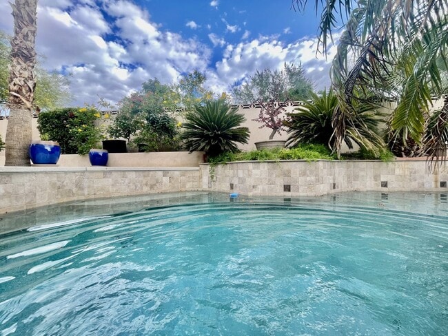 Building Photo - Luxurious 5-Bed, 4-Bath Fully Furnished Home in Henderson-