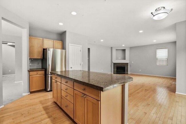 Building Photo - Gorgeous Modern Air Conditioned Home in Ga...