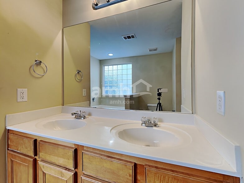 Building Photo - 32 Riverbed Dr