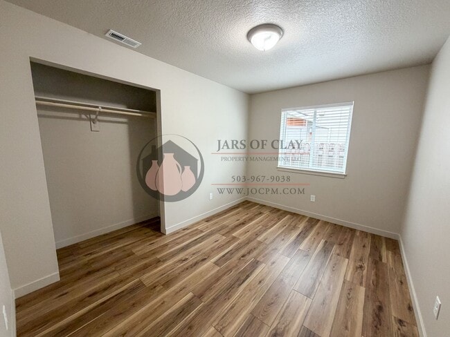 Building Photo - 1010/1012 NW Highlands Loop