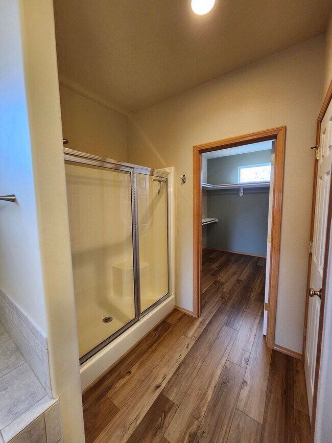 Building Photo - Stunning Home close to biking and walking paths!