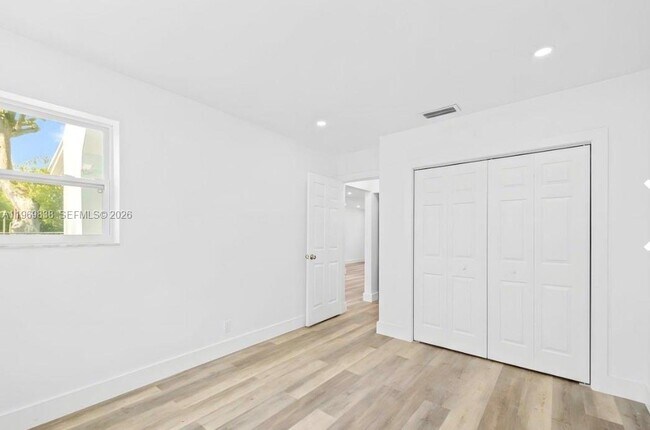 Building Photo - 816 N Golf Dr