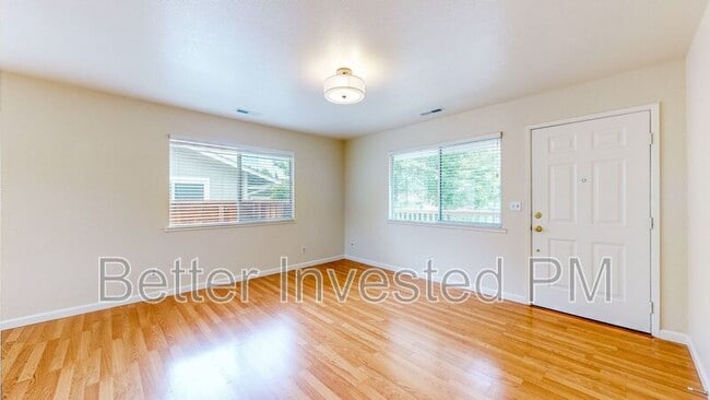 Building Photo - 832 S Orchard Ave