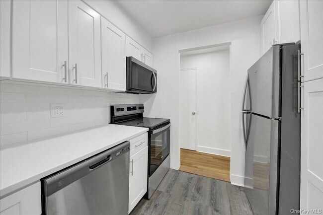 Building Photo - 3840 Greystone Ave