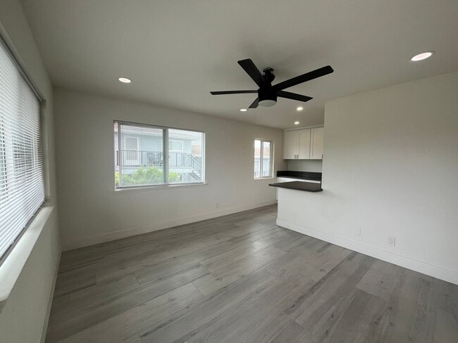 Building Photo - Beautifully Renovated Apartment Steps to t...