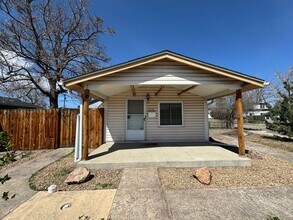 Building Photo - Charming 2 bedroom House