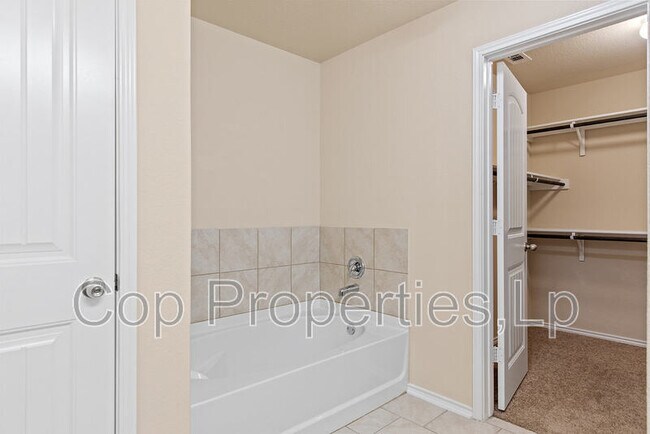 Building Photo - 12110 Kruth Pt