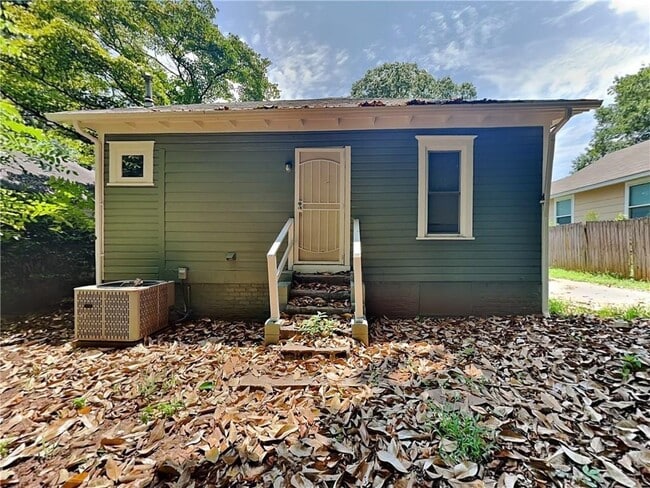 Building Photo - 2497 Lakewood Ave SW