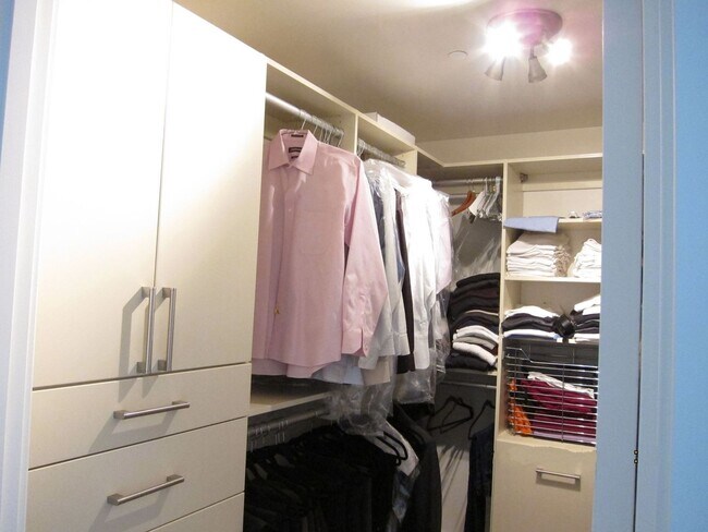 Building Photo - Stunning 2 Bedroom 2 Bath condo, with 2 Parking spots in the heart of vibrant Kirkland for Rent