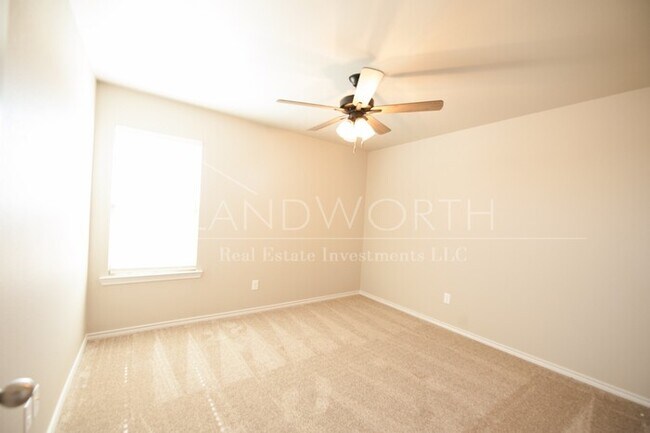 Building Photo - 3/2/2 Beautiful Townhome
