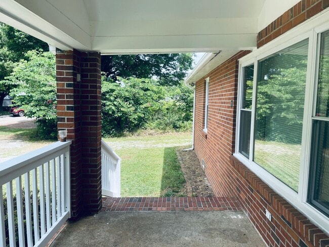 Building Photo - Charming 2-Bedroom in Candler with Large Y...