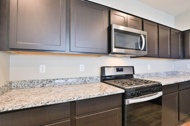 Building Photo - Spacious 4 bed 3 bath