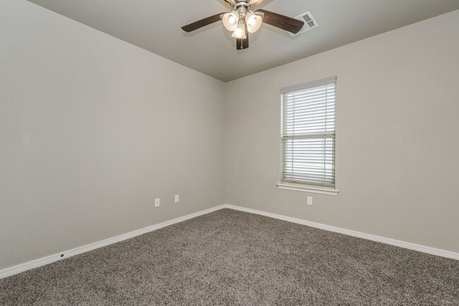 Building Photo - 4 BEDROOM!!! Located in River Road