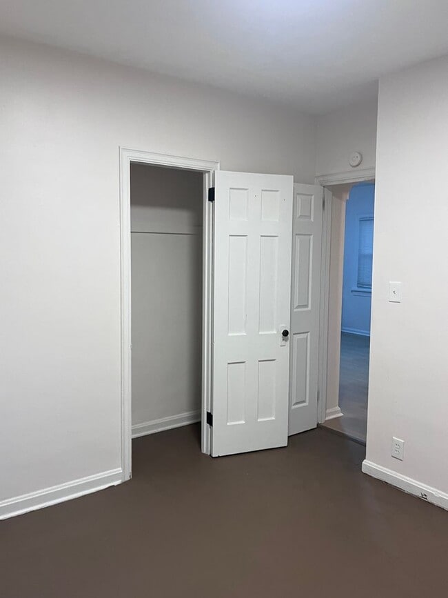 Building Photo - Charming 2-Bedroom Upper Unit – Spacious L...