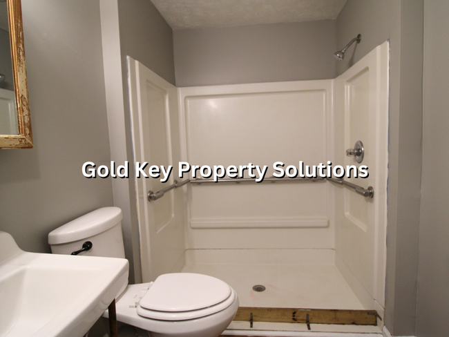 Building Photo - Beautifully Updated 2 BR 1 BA House with B...