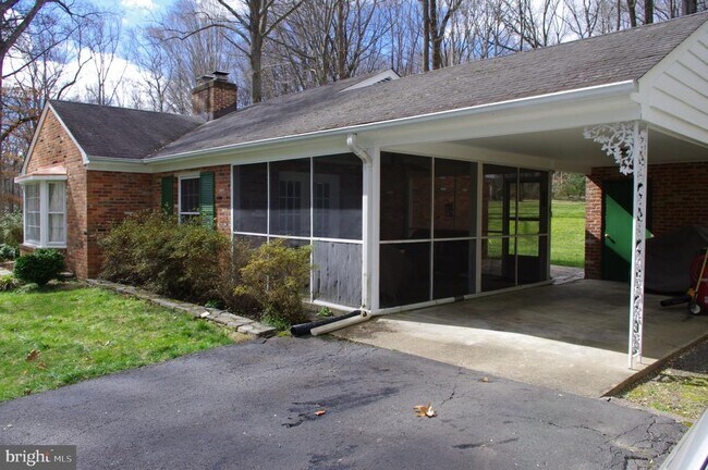 Building Photo - 9001 Glenbrook Rd