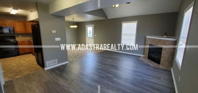 Building Photo - Spacious Basehor Townhome-Available NOW!!