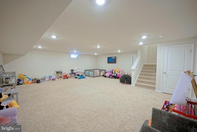 Building Photo - 65 Westmont Dr