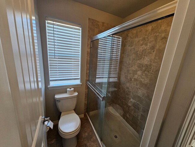 Building Photo - 3 Bed 3 bath house in Lorson Ranch!