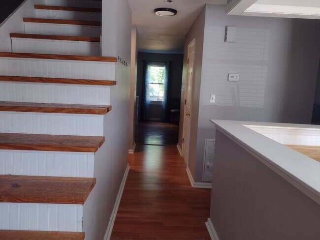 Building Photo - Beautifully renovated 4 bed 5 bath condo with a private back yard