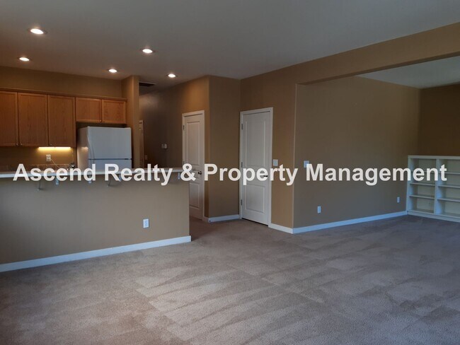 Building Photo - New Lower Price! Tanasbourne Area 3 Bed Fenced Yard 1/2 Block to MAX AVAILABLE NOW! 1 Small Pet Nego