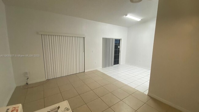 Building Photo - 21240 NE 9th Ct