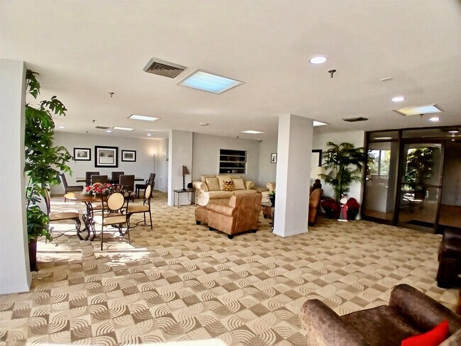 Building Photo - 5951 Wellesley Park Dr