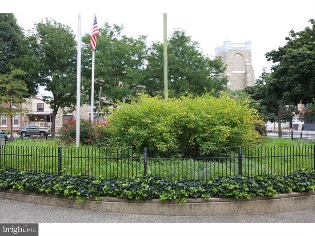 Building Photo - 2001 Tulip St