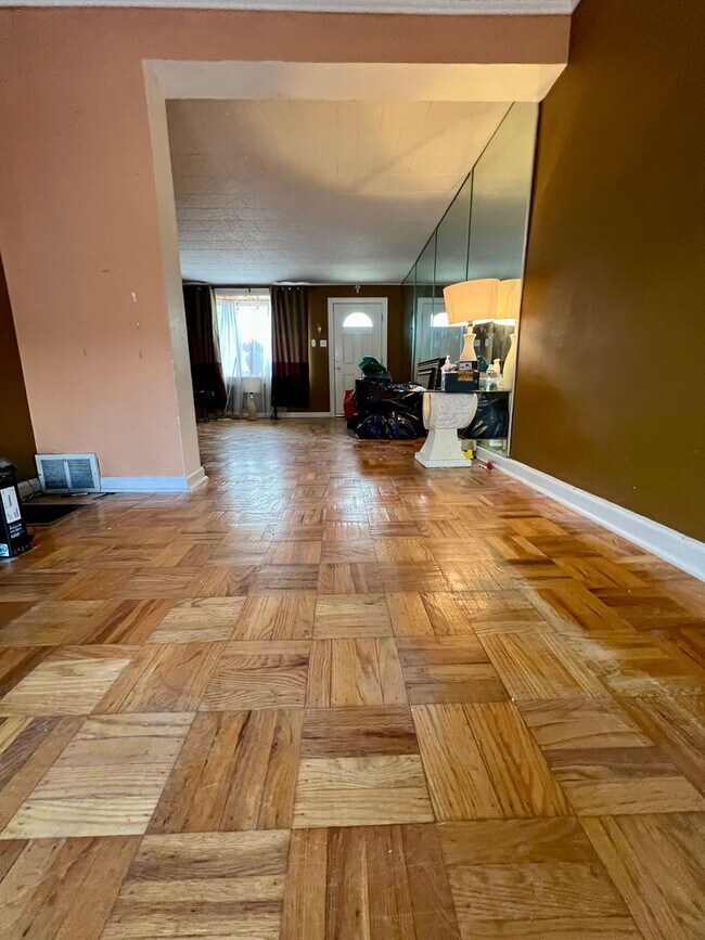 Building Photo - Stunning 3-Bedroom Townhome in Wissinoming! Available NOW!