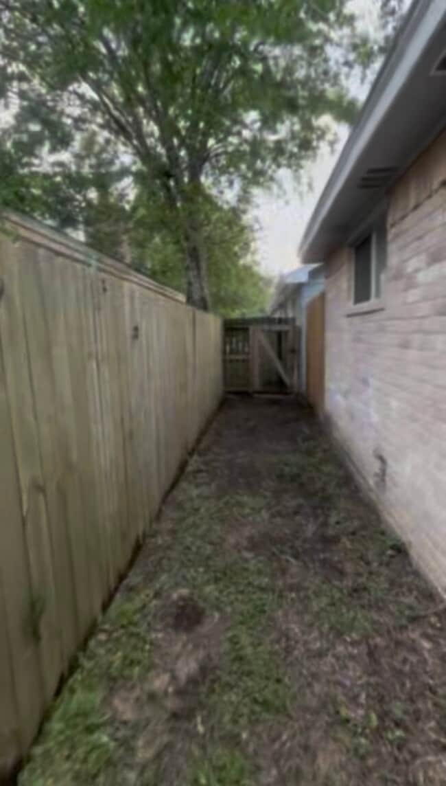 Building Photo - 1710 Blindlake Dr