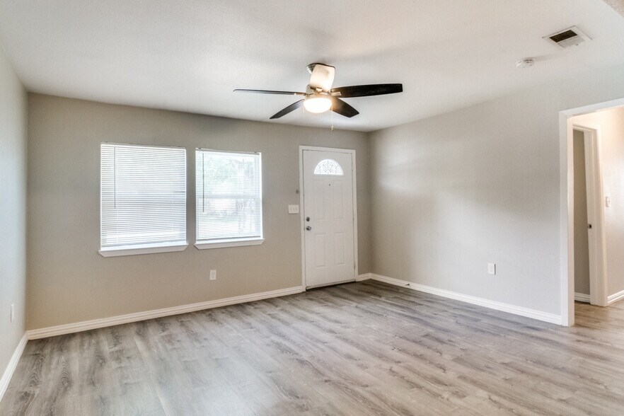 Living Room - 1516 Valley View St