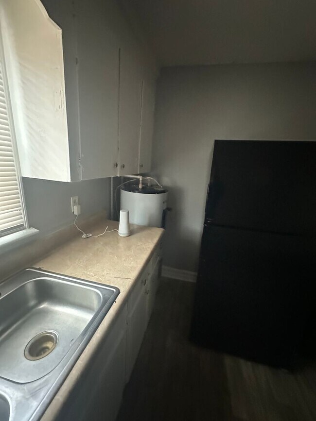 Building Photo - 3 bedroom 2 bath renovated home with a huge family room!