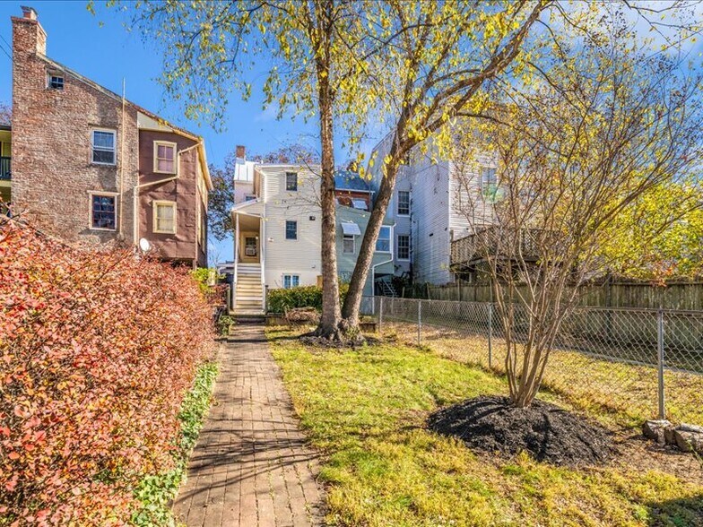 Building Photo - 313 S Market St