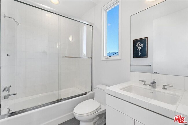 Building Photo - 211 S Valley St