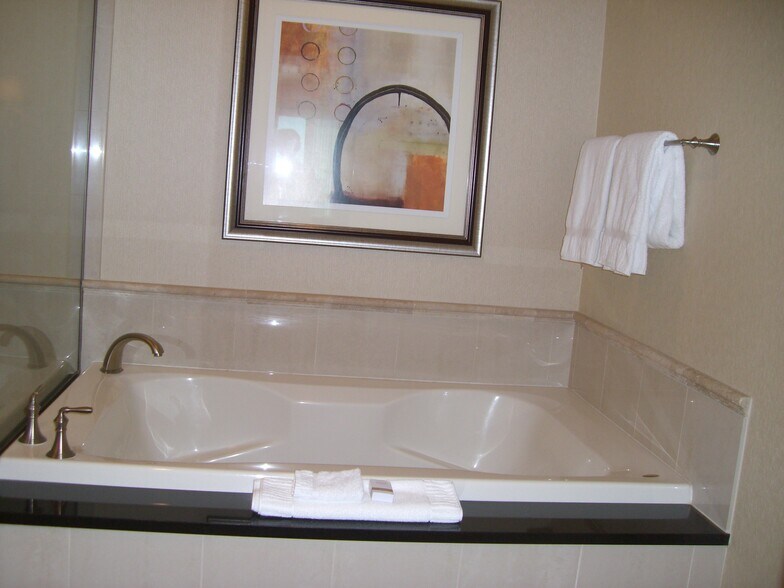 Jetted Tub - 145 Harmon E Ave