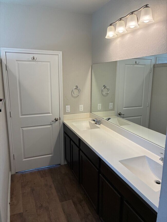 Building Photo - Charming 4 beds 2.5 baths in San Antonio!