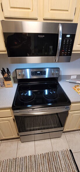 4 burner electric range - 2627 Maitland Crossing Way