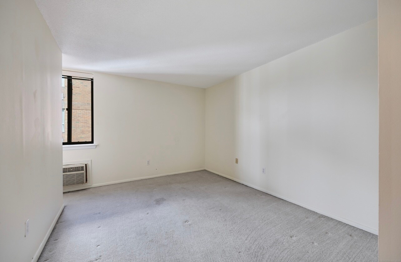 Building Photo - 1460 Elm St