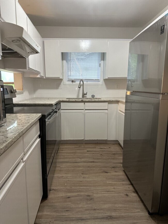 Building Photo - $1,600 - Beautiful 3 Bedroom 2 Bathroom Home Now Available!