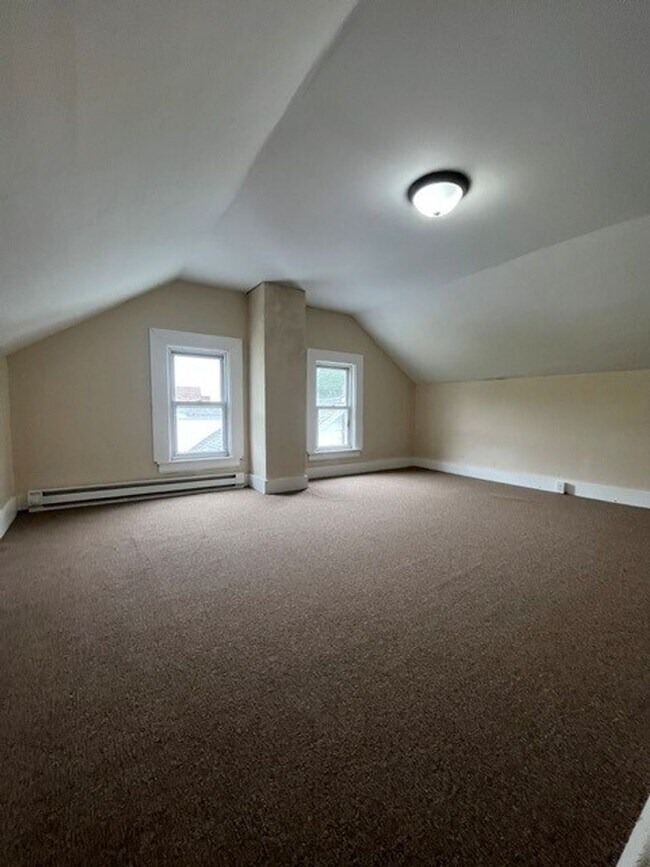 Building Photo - 3 bedroom 2 bathroom
