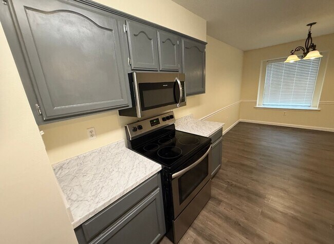 Building Photo - Beautifully updated 3-bedroom, 2.5-bathroom home