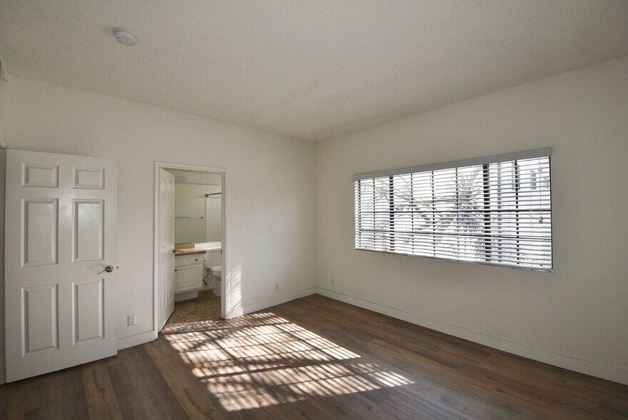 Building Photo - 11594 Moorpark St