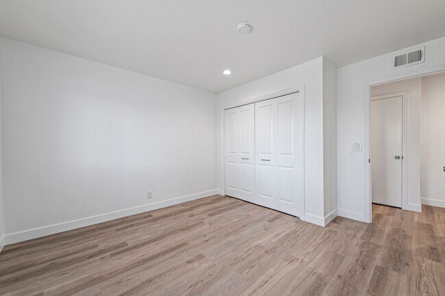 Building Photo - Upstairs 2 bedroom 1 bathroom Condo!