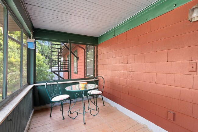 Main Floor Screened Patio - 40 Thayer St